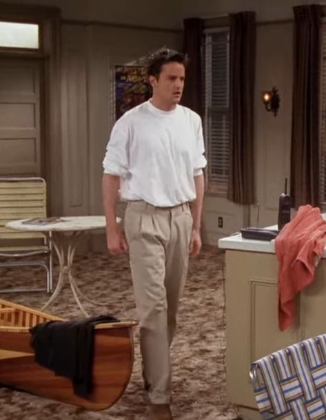 Friends Mens Outfits, 90s Sitcom Fashion Men, Shes The Man Outfits Movie, Chandler Friends Outfits, Friends Outfits Chandler, Chandler Bing Fashion, Chandler Bing Outfit Ideas, 90s Outfit Ideas Men, 90s Chandler Bing