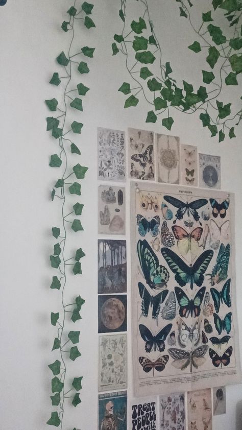 Fake Veins Room Decor, Fake Vines Decor Bedroom, Room Decor Butterflies, Vine Aesthetic, Small Cottage Bedroom, Alt Room, Small Apartment Room, Fake Vines, Shared Girls Bedroom