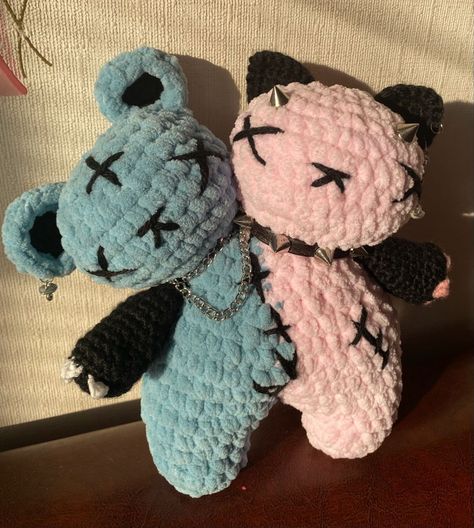 Goth Amigurumi, Creepy Crochet, Creepy Stuffed Animals, Easy Crochet Animals, Quick Crochet Patterns, Cute Miniature, Kawaii Crochet, Beginner Crochet Projects, Crochet Cross