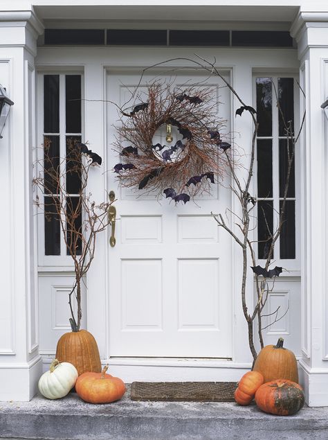 Halloween Door Decorations Classroom, Elegant Halloween Decor, Classy Halloween Decor, Stranger Things Halloween, Minimalist Halloween, Classy Halloween, Halloween Front Doors, Camille Styles, Halloween Door Hangers