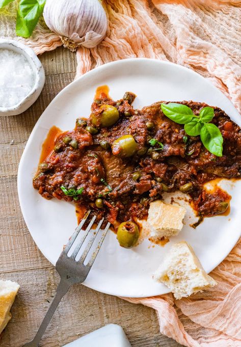 Easy Steak Pizzaiola Recipe (Carne Alla Pizzaiola) - CucinaByElena Steak Pizzaiola, Easy Steak, Classic Italian Dishes, Seared Steak, Sirloin Steaks, How To Cook Steak, Crushed Tomatoes, Italian Dishes, Tomato Sauce