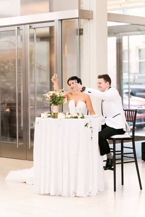 Sweetheart Table Simple Decor, Sweetheart Table Minimalist, Simple Sweetheart Table Wedding, Minimal Sweetheart Table, Sweetheart Table Simple, Minimalist Sweetheart Table, Sweetheart Table Wedding Simple, Modern Sweetheart Table, Sweetheart Table Wedding Decor