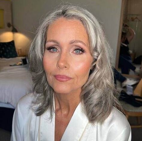 What kind of makeup looks good on the mother of the bride? This post shows you 23 flattering mother of the bride makeup ideas. Wedding Makeup For Women Over 50, Makeup Señora, Bride Make Up Ideas, Mother Of The Bride Makeup Over 50, Mum Makeup, Makeup For 50 Year Old, Mother Of The Bride Makeup, Make Up Yeux, Mother Of Bride Makeup