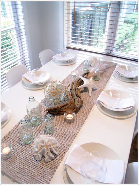 SOMMERWHITE: COASTAL TABLESCAPE Deco Marine, Decorating 101, Beach Table, Coastal Dining, Tafel Decor, Beachy Decor, White Dishes, Beach Cottage Style, Nautical Home