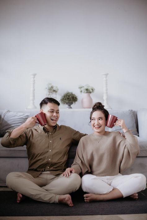 Prewedding Ideas Sofa, Korean Prenup Photoshoot Ideas Indoor, Coffee Shop Prenup Outfit Ideas, Pre Nup Outfit Ideas Indoor, Korean Indoor Prewedding, Indoor Prewedding Shoot Ideas, Cozy Prenup Shoot, Indoor Prenup Shoot Outfit, Prewedding Indoor Ideas