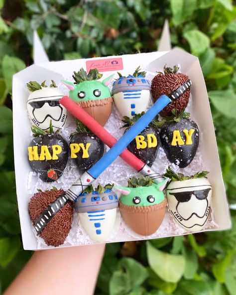 Star Wars Chocolate, Star Wars Dessert, Star Wars Themed Birthday Party, Owl Cake Birthday, Star Wars Food, Chocolate Covered Strawberries Bouquet, Star Wars Crafts, Boys First Birthday Party Ideas, Star Wars Birthday Party