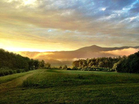 17 Awe-Inspiring Views In East Tennessee That Will Astonish You Camping In Tennessee, Southern Road Trips, Cades Cove Tennessee, Rocky Top, Cades Cove, Great Smoky Mountains National Park, East Tennessee, Smoky Mountain National Park, Best Places To Live