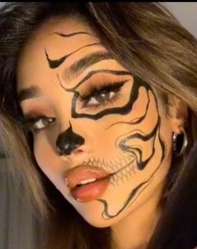 Skeleton Makeup Half Face, Halloween Eyeshadow Looks, Cute Halloween Makeup Ideas, Skull Make Up, Aesthetic Skull, Easy Diy Makeup, Dark Skin Makeup Tutorial, Halloweenský Makeup, Holloween Makeup