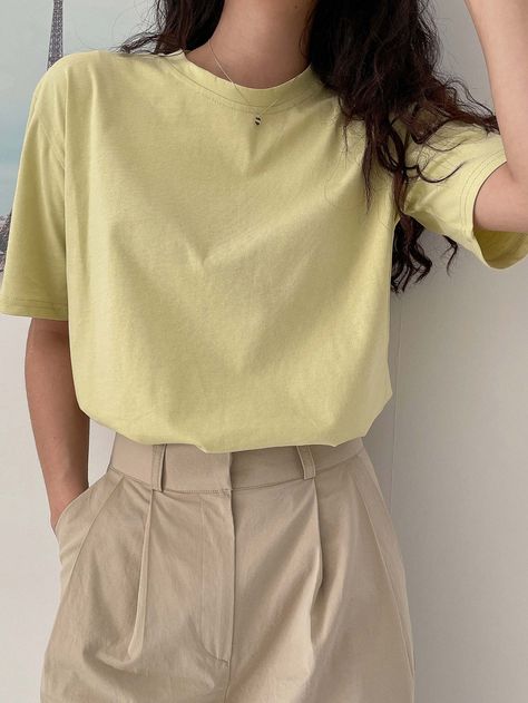 Yellow Casual  Short Sleeve Cotton Plain  Embellished Non-Stretch Summer Women Tops, Blouses & Tee Pink Tshirt Outfit, Yellow Shirt Outfit, Outfits For Short Women, Classy Street Style, Yellow Polo Shirt, Polo Shirt Outfits, Outfit Retro, Drop Shoulder Tee, Outfit Mujer