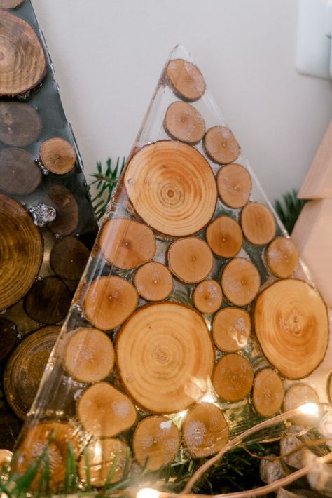 How to make an epoxy Christmas tree with wooden circles - If Only April Epoxy Christmas, Wood Christmas Trees Diy, Advent Calendar Diy, Cork Christmas Trees, Epoxy Table Top, Wooden Christmas Tree, Wooden Slices, Handmade Christmas Tree, Fabulous Christmas