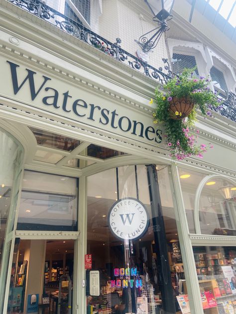 London Book Store, British Bookstore, London Bookstores, Waterstones London, London Bookstore, Markets In London, London Market, London Girl, London Vibes