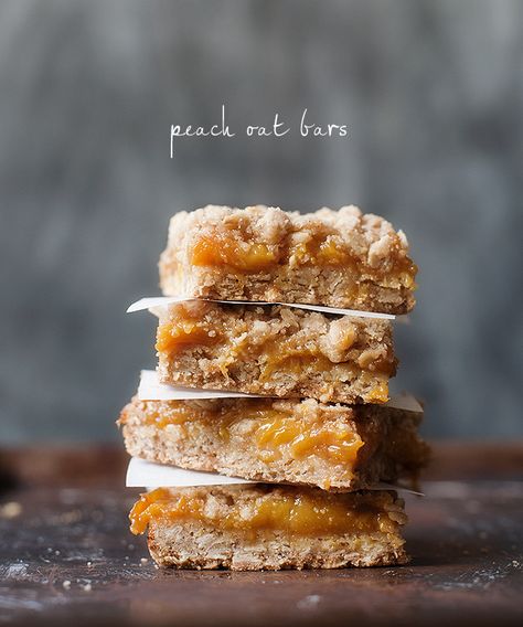 peach oat bars | pretty plain janes [peach preserves, fresh or frozen peaches, lemon, old fashioned oats, butter] Oat Bar Recipes, Peach Oatmeal, Strawberry Oatmeal Bars, Raspberry Oatmeal, Delicious Oatmeal, Oatmeal Cookie Bars, Oatmeal Breakfast Bars, Strawberry Oatmeal, Easy Oatmeal