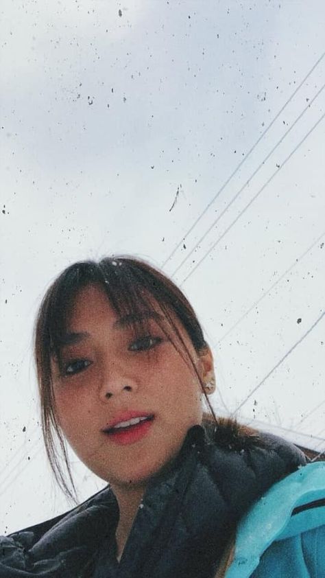 When you open your front camera but it's Kathryn Bernardo. Kathryn Bernardo Wallpaper, Kathryn Bernardo Aesthetic, Kathryn Bernardo Hairstyle, Kathryn Bernardo Photoshoot, Filipino Celebrities, Daniel Johns, Daniel Padilla, Mulan Disney, Grunge Boy