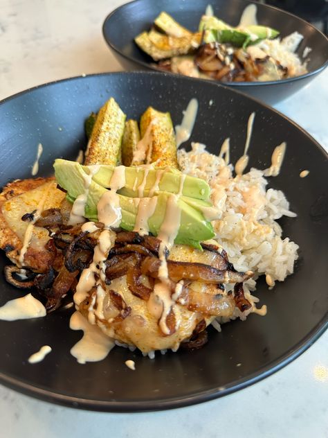 Chicken Burger Bowl - Katie Austin Chicken Burger Bowl, New Life Promise Recipes, Katie Austin Recipes, Avocado Chopped Salad, Kate Austin, Burger Bowl, Burger Bowls, Katie Austin, Lunch Prep