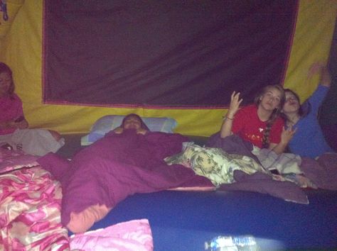 Sleep in a bouncy house!!! Soo fun! Bounce House Sleepover, Bounce House Aesthetic, Bouncy House Aesthetic, Bounce House Birthday Party Ideas, Bouncy House Party, Sleepover Plans, Sleepover Vibes, Summer Sleepover, Bounce House Birthday Party