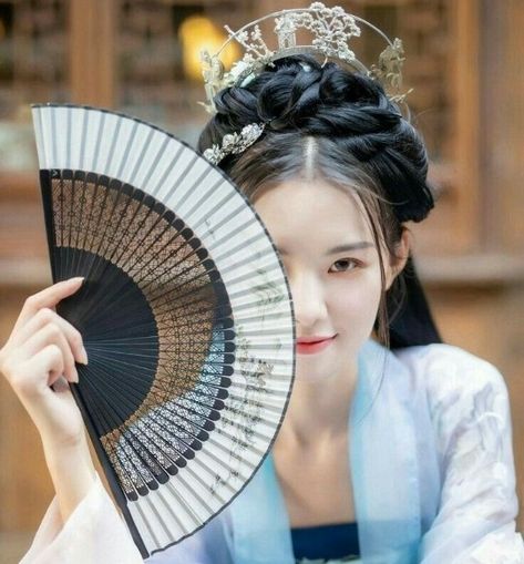 Poses With Fans Reference, Geisha Poses Reference, Holding A Fan Pose, Pose With Fan Reference, Holding Fan Pose Reference, Fan Pose Reference, Holding Fan Reference, Hanfu Poses, Poses With Fan