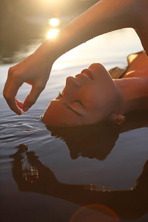 Fotografia In Piscina, Lake Photoshoot, Pool Photography, Water Shoot, Shotting Photo, Photographie Portrait Inspiration, Beach Photography Poses, Foto Tips, Water Photography