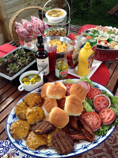 Simple Burgers Deli Tray, Meat Board, Charcuterie Board Ideas, Burger Menu, Burger Night, Bbq Ideas, Burger Sliders, Homemade Burgers, Starbucks Drinks Recipes