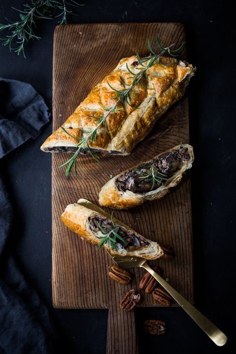 Pescatarian Christmas Recipes, Dinner Recipes For Fall, Thanksgiving Guide, Vegan Main Dish, Mushroom Wellington, Vegan Gourmet, Veggie Dinners, Vegetarian Dinner Recipes, Meat Meals