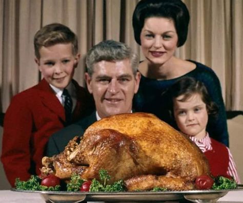 funny christmas pictures family - awkward family photo with the Christmas turkey Christmas Roast Turkey, Funny Family Christmas Photos, Awkward Family Christmas, Christmas Roast, Funny Christmas Pictures, Thanksgiving Photos, Retro Thanksgiving, Family Christmas Pictures, Yorkshire Pudding