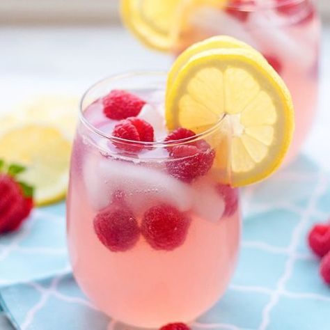 Lemonade Sangria Recipe, Raspberry Lemonade Punch, Best Mimosa Recipe, Raspberry Lemonade Recipe, Lemonade Sangria, Blue Raspberry Lemonade, Brazilian Lemonade, Lemonade Punch, Lemonade Drink