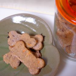 Biscoitos para cachorro! :) (Dog Biscuits) Sweet Potato Dog Treats, Yummy Biscuits, Dog Biscuit Recipes, Easy Dog Treats, Sweet Potatoes For Dogs, Biscuits Recipe, Dog Cookies, Dog Biscuits, Dog Treat Recipes