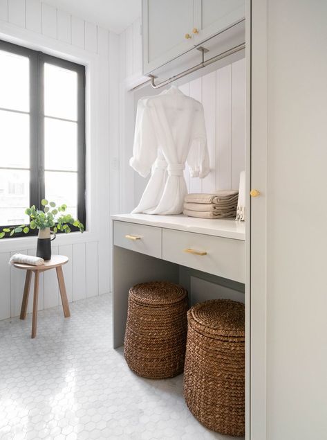 36 Beautiful and Timeless Bathrooms With Hexagon Tile Floors Hexagon Tile Bathroom, Tile Hexagon, Black Hexagon Tile, White Hexagon Tiles, Whimsical Bathroom, Leclair Decor, Hexagon Floor, Modern Parisian, Hexagon Tile Floor