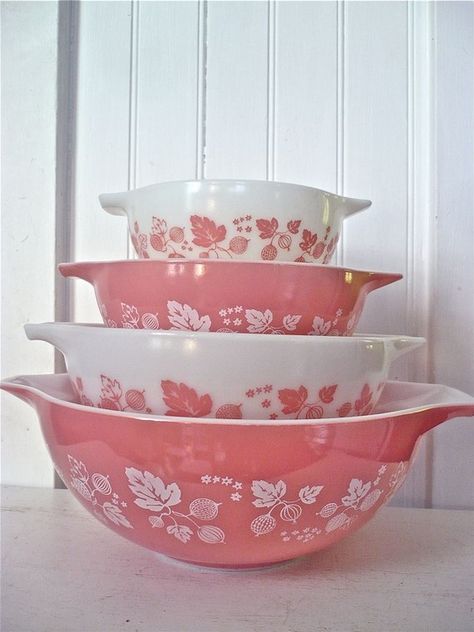 Pink stacking bowls Gooseberry Pyrex, Pyrex Display, Pink Gooseberry, Pink Pyrex, Pyrex Patterns, Pink Dishes, Vintage Pyrex Bowls, Bowl Sets, Stacking Bowls