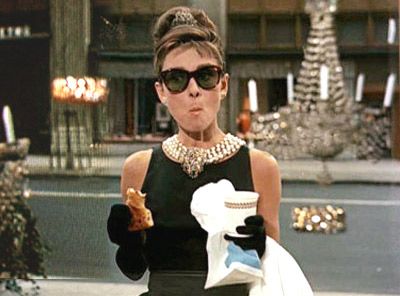 Audrey Hepburn having a croissant and coffee - my favorite breakfast.  Breakfast at Tiffany's Breakfast At Tiffany's Costume, Breakfast At Tiffany's Movie, Marilyn Monroe Outfits, Audrey Hepburn Breakfast At Tiffanys, Street Mode, Blake Edwards, Jay Gatsby, Lacey Chabert, Holly Golightly