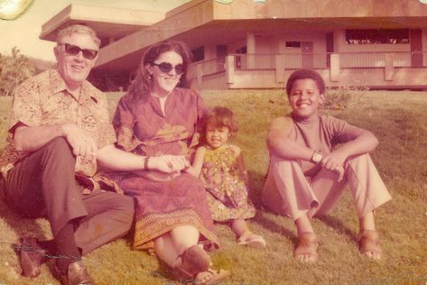 obama-new-photos-1 Barack Obama Childhood, Obama Mother, Obama Sisters, Barack Obama Family, Malia And Sasha, First Ladies, Obama Family, Black Presidents, Barack And Michelle