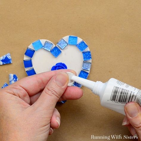 Diy Mosaic Projects, How To Grout, Broken China Crafts, Mosaic Tutorial, Mosaic Art Supplies, Easy Mosaic, Heart Mosaic, Mosaic Tiles Crafts, Mosaic Art Diy