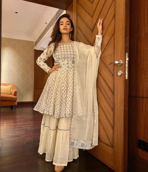 Jannat Zubair Outfits Traditional, Anushka Sen, Jannat Zubair, Designer Kurti Patterns, Casual Indian Fashion, Indian Dresses Traditional, Bridal Dress Fashion, Traditional Indian Outfits, Ethnic Outfits