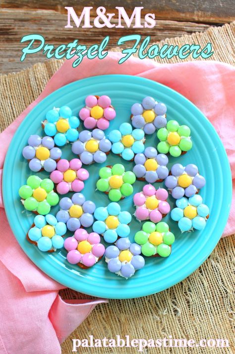 M&M Pretzel Flowers Pretzel Flowers, Pretzel Snack Recipes, Flower Pretzel Bites, Easter Pretzel, Italian Hot Chocolate, Spring Snacks, Easter Food Appetizers, Pretzel Snacks, Pretzel Treats