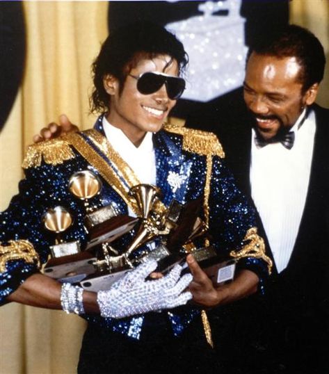 MJ with his record breaking 8 Grammys in 1983 after the release of "Thriller". Black Heaven, Hee Man, Michael Jackson Thriller, Quincy Jones, Joseph Jackson, Michael Jackson Pics, King Of Pop, King Of Music, Album Of The Year