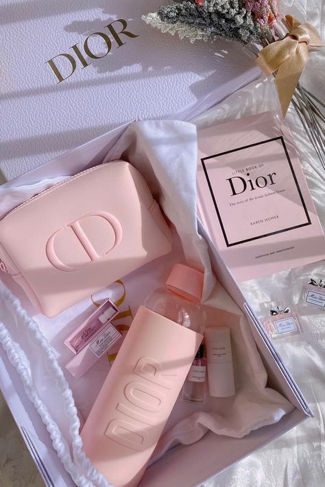 Dior Bottle, Dior Gift Set, Dior Gift, Soft Girl Makeup, Dior Pink, Makeup Bag Essentials, Pink Lifestyle, Fancy Makeup, Dior Beauty