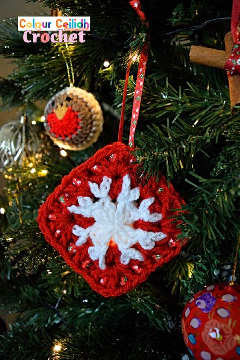 This easy crochet snowflake ornament is quick to make, is suitable for beginners and requires no starch! Now that's my kind of snowflake. Simply make it & hang it! This crochet snowflake ornament is made with two easy snowflake granny squares laced together with a ribbon and is part of my Christmas crochet patterns collection. A YouTube video tutorial is also available to aid you with making the square as it's a part of the crochet snowflake hat & cowl pattern. Granny Square Christmas Ornaments, Snowflake Granny Square, Easy Snowflake, Granny Christmas, Granny Square Pattern Free, Change Colors In Crochet, Crochet Hat Tutorial, Christmas Stocking Ornament, Crochet Wreath