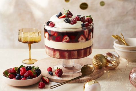 RecipeTin Eat’s Christmas trifle with berries Christmas Trifle, Cranberry Jelly, Retro Desserts, Berry Trifle, Spiced Fruit, Trifle Dish, Recipetin Eats, Recipe Tin, Trifle Recipe