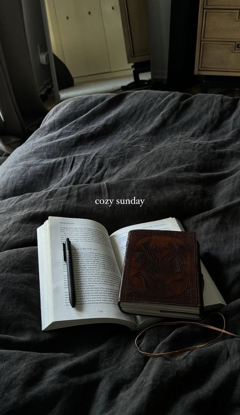 Classic Journal Ideas, Dark Academia Story Ideas, Book Ig Story Ideas, Book Story Ideas Instagram, Coffee And Books Aesthetic, Dark Academia Study Aesthetic, Cozy Sunday, Chaotic Academia, Fotografi Vintage