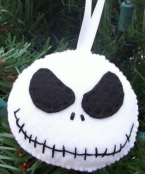 Nightmare Before Christmas Felt Ornament, Navidad Dark, Felt Keyrings, Disney Sewing, Halloween Felt Crafts, Nightmare Before Christmas Tree, Jack Nightmare Before Christmas, Nightmare Before Christmas Ornaments, Christmas Felt