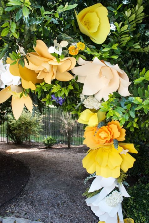 DIY Giant Paper Flower Arch Paper Flower Arch Diy, Paper Flower Arch, Diy Windows, Large Paper Flowers Diy, Aloha Birthday, Big Paper Flowers, Giant Paper Flower, Diy Flores, Fleurs Diy