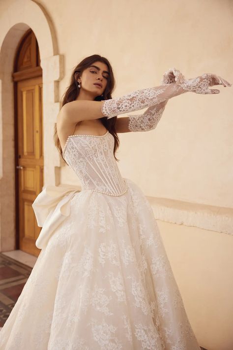 Alencon Lace Wedding Dress, Chic Bridal Dress, Pnina Tornai Wedding Dress, Big Wedding Dresses, Couture Bridal Gowns, Bridal Studio, Pnina Tornai, Fancy Wedding Dresses, Dream Wedding Ideas Dresses