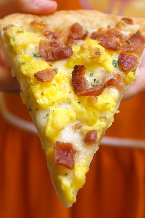 This easy Breakfast Pizza recipe begins with my homemade pizza dough, topped with crisp bacon bits, scrambled eggs and mozzarella cheese. With a few tips, you can make it fast to feed the whole family on busy mornings. Here you’ll learn everything to make the best bacon pizza! Easy Breakfast Pizza, Pizza Breakfast, Pizza Naan, Eggs Cheese Breakfast, Pizza Vegetariana, Kid Friendly Breakfasts, Resep Pizza, Breakfast Pizza Recipe, Bacon Pizza