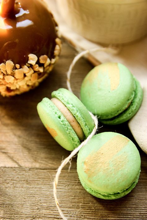 Salted Caramel Apple Macarons - Confessions of a Confectionista Apple Macarons, Caramel Apple Kits, Pumpkin Swirl Cheesecake, Macaron Recipes, Macaron Filling, Macaroon Cookies, Macaron Flavors, Macaron Cookies, Italian Meringue