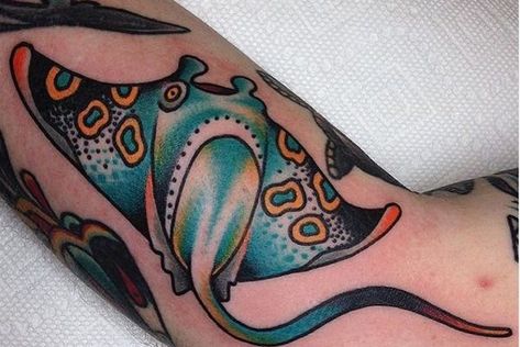 stingray tattoo Manta Ray Tattoo Traditional, American Traditional Tattoos Sea Life, American Traditional Ocean Theme Tattoo, Traditional Turtle Tattoo, Cj Tattoo, Aquatic Tattoos, Mobula Ray, Manta Tattoo, Sea Life Tattoos