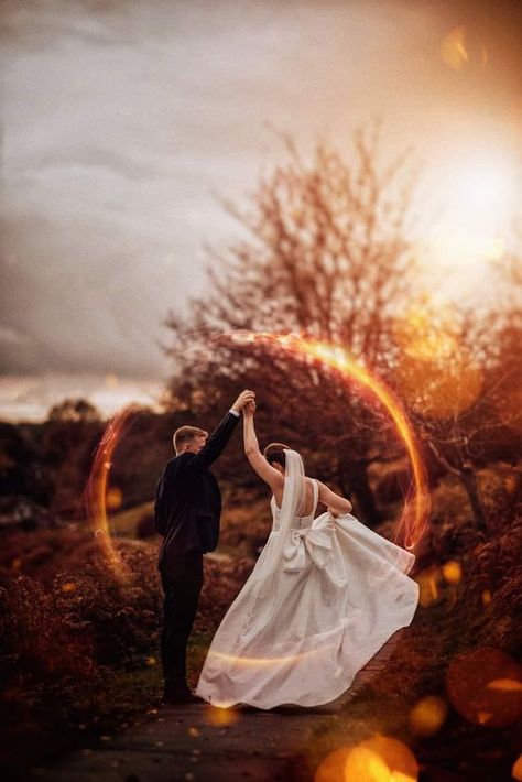 Wedding Photos Inspiration, Fall Wedding Arches, Sunset Wedding Photos, Fall Wedding Photography, Fall Wedding Photos, Wedding Picture Poses, Fall Wedding Centerpieces, Wedding Photo Ideas, Sunset Wedding