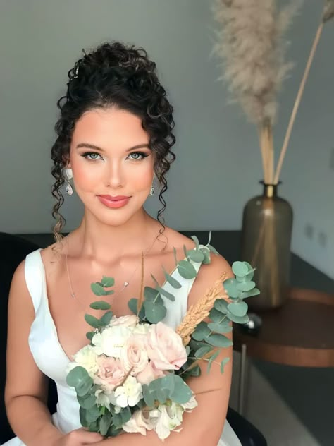 Bridal Hairstyle Curly Hair, Elegant Wedding Dress Mermaid, Curly Hair Half Up Half Down, Curly Bridal Hair, Curly Hair Up, Hairstyles For Brides, Curly Wedding Hair, Hairdo Wedding, Bridal Makeup Natural