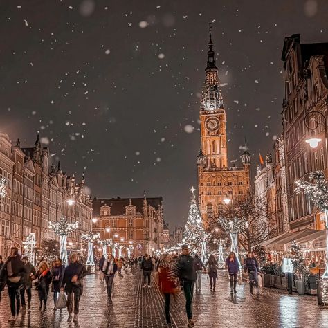 How to Travel Cheaply to Gdańsk, Poland, at Christmas 🎄✈️ Gdańsk, with its fairy-tale streets and vibrant Christmas market, is a dream destination during the holiday season. Fortunately, experiencing this festive wonderland doesn’t have to break the bank. Here’s how to visit Gdańsk on a budget this Christmas. ✈️Book Budget-Friendly Flights - Look for Low-Cost Airlines: Airlines like Ryanair and Wizz Air frequently offer affordable flights to Gdańsk from major European cities. - Travel Off-P... Gdansk Christmas Market, Wizz Air, European Cities, Christmas Book, Gdansk, Christmas Market, Dream Destinations, Low Cost, Fairy Tale