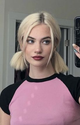 Bleach Blonde Bob, Edgy Blonde Hair, Blonde Hair Dark Eyebrows, Medium Length Blonde Hair, Medium Length Blonde, Dark Eyebrows, Black Eyebrows, Bleach Blonde Hair, Blonde With Dark Roots