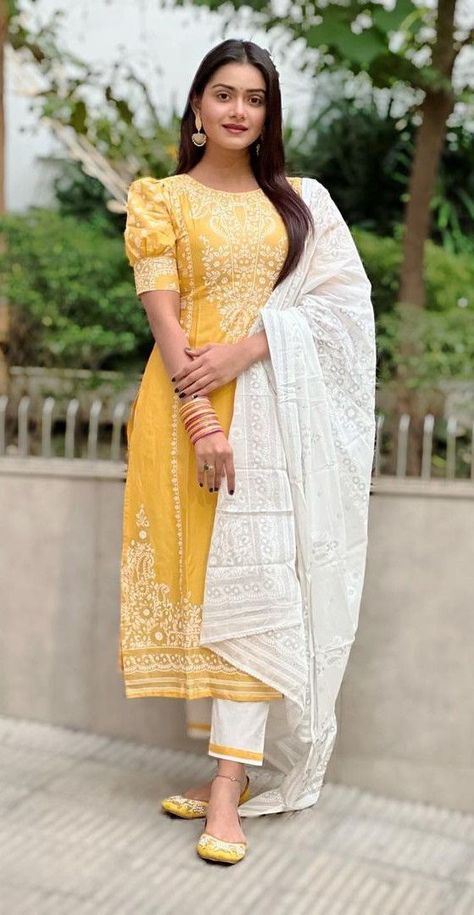 Chudidar Kurta Designs, Cotton Churidar Sleeves Designs, Churidhar Designs Cotton, Chudidar Sleeves Designs Cotton, Kurtis Patterns Ideas, Cotton Chudidar Design, Casual Churidar Designs, Panjabi Dress Pattern, Cotton Simple Kurti Pattern