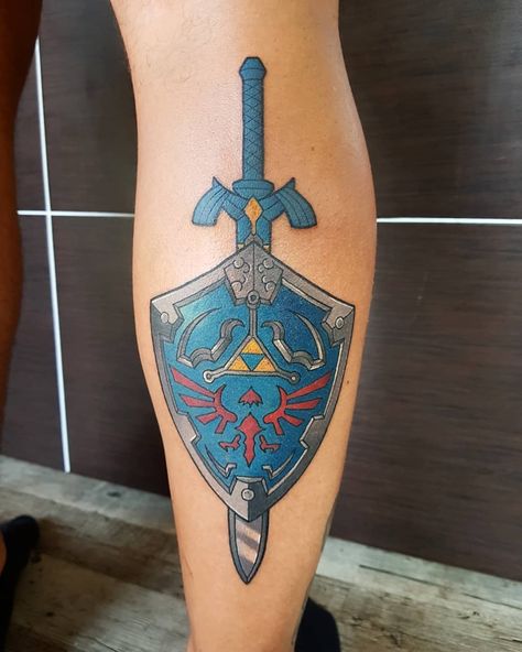 Master Sword and Hylian Shield 💥 by @tim.kueffe.tattoo To submit your work use the tag #gamerink #zelda #zeldatattoo #tattoo #tattoos… Hylian Shield Tattoo, Legend Of Zelda Shield, Zelda Shield, Drum Tattoo, Shield Tattoo, Hylian Shield, Zelda Tattoo, Gamer Tattoos, Tatoo Inspiration